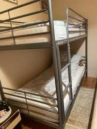 Łóżko piętrowe metalowe z materacami Ikea