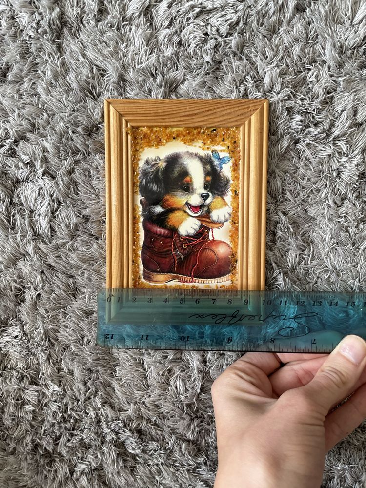 Obrazek pies piesek w drewnianej ramce z bursztynkiem bursztynem