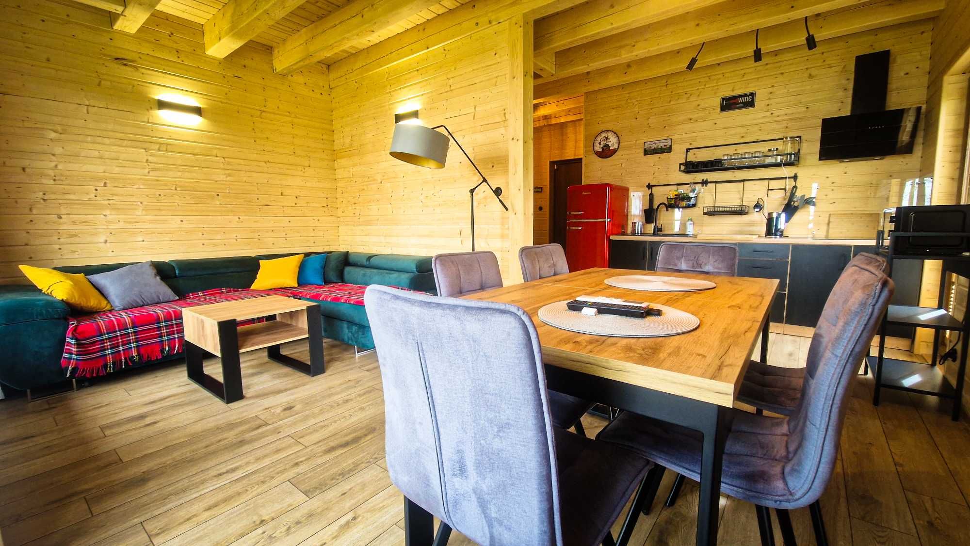 Domek nad jeziorem z linią brzegową Mazury OKAZAJ