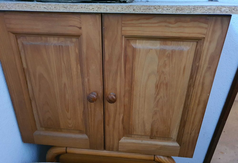 Pequeno armário em pinho maciço