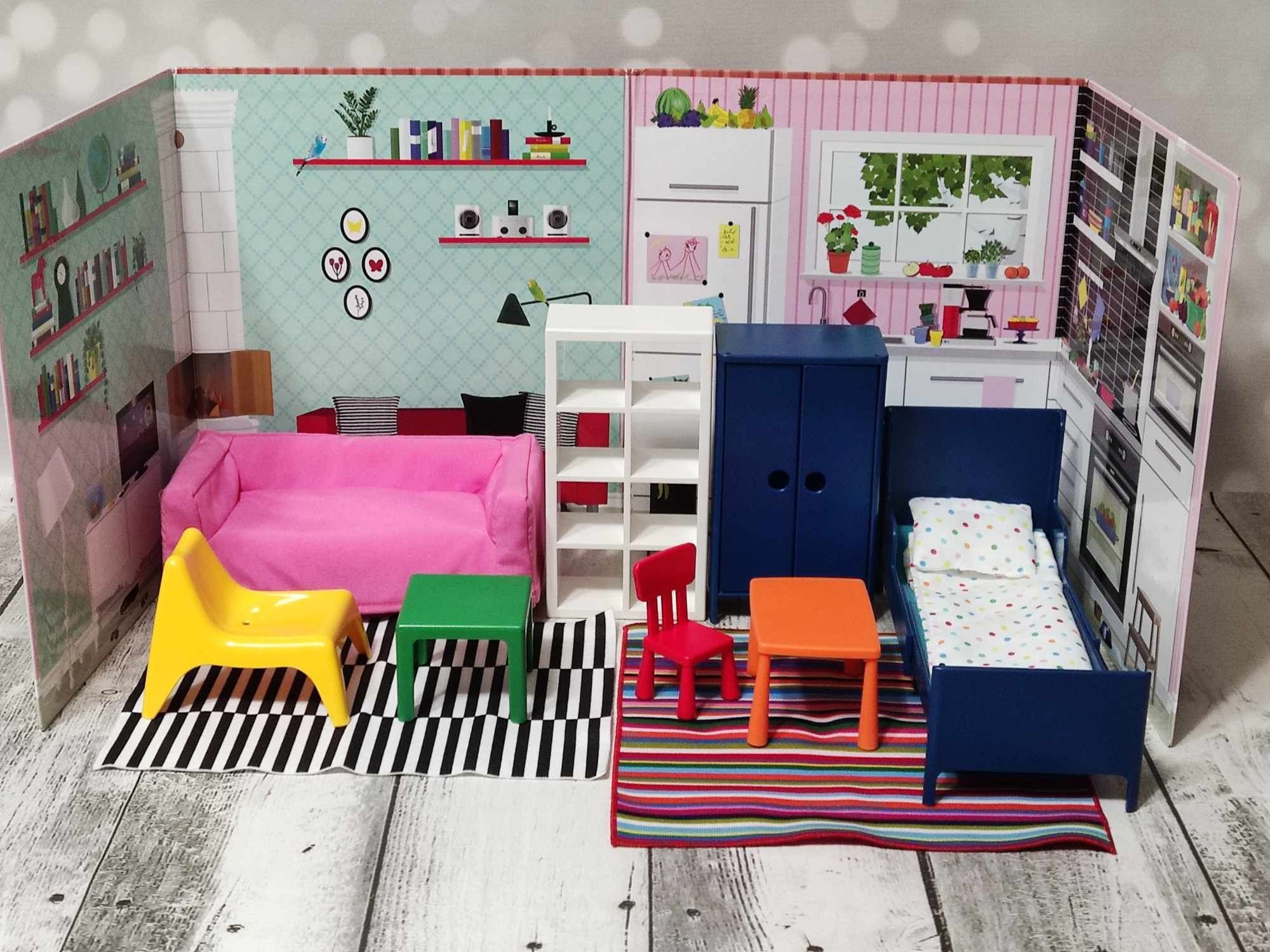 2 zestawy mebelków dla lalek Ikea oraz tło