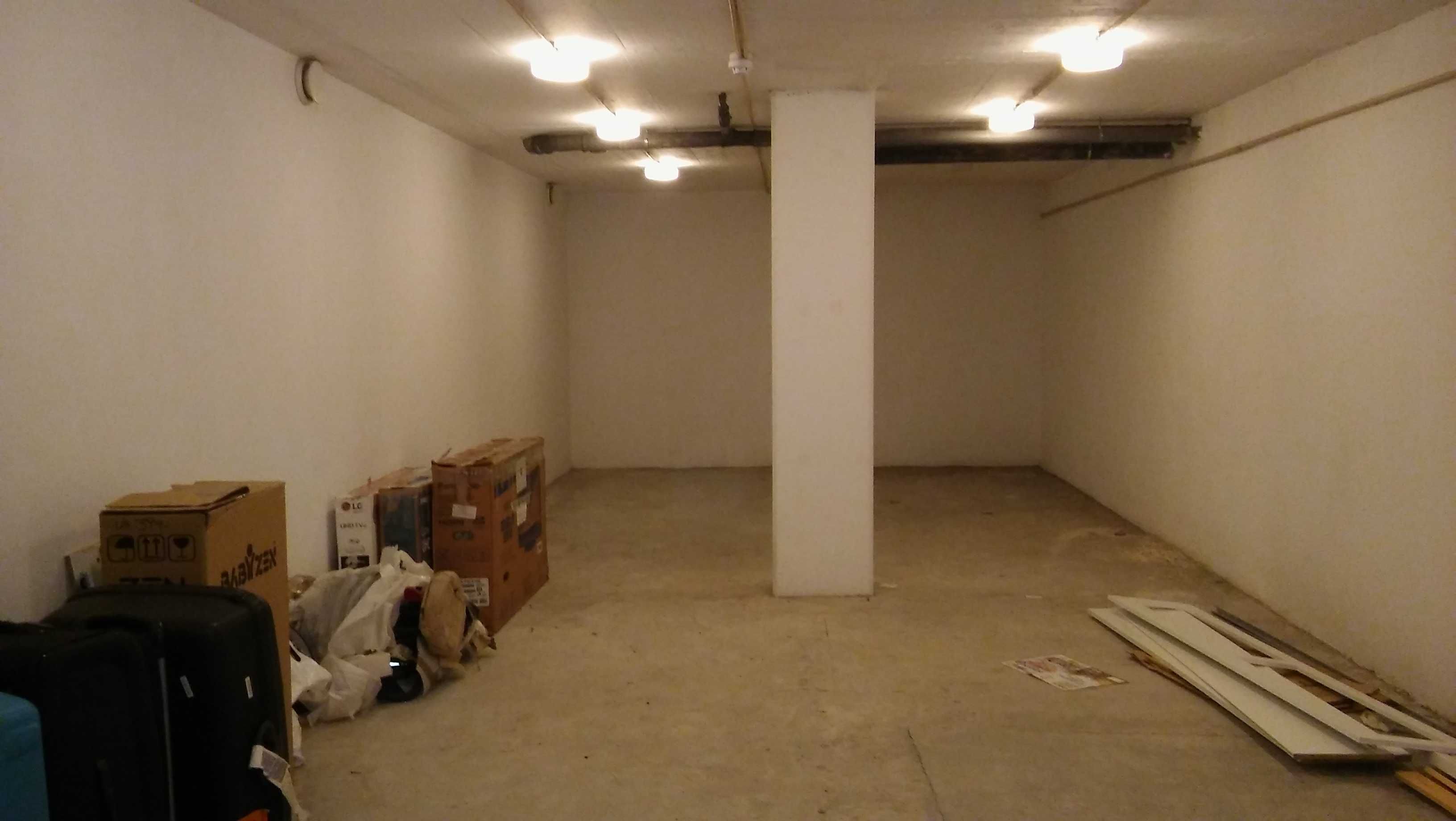 Arrecadação ampla + estacionamento – Olivais (Metro de Cabo Ruivo)
