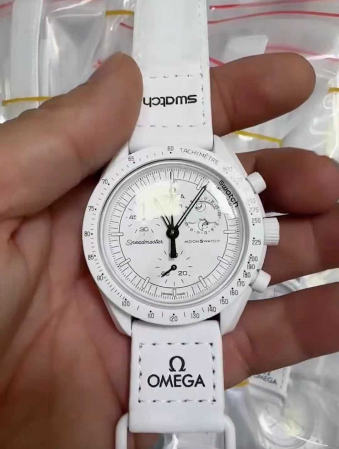 Swatch x Omega Bioceramic Moonswatch Mission To Moonphase Snoopy
Biaty
