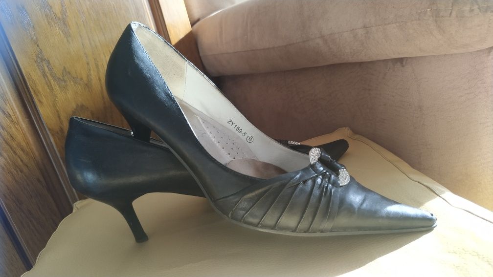 Buty czarne na obcasie szpilki czółenka