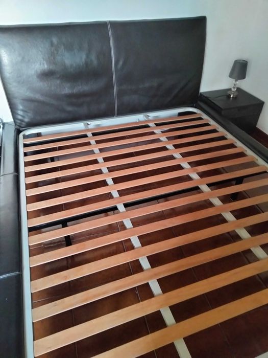 Vendo cama de casal em pele mais mesas de cabeceira