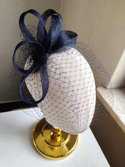 Granatowy fascynator z woalką na opasce. Wieczorowa ozdoba do włosów