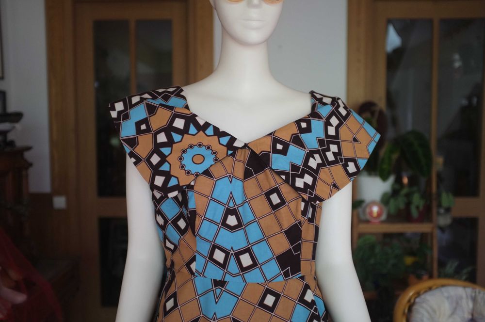 sukienka z koła pin-up retro vintage 50-te 50s rozkloszowana kołnierz