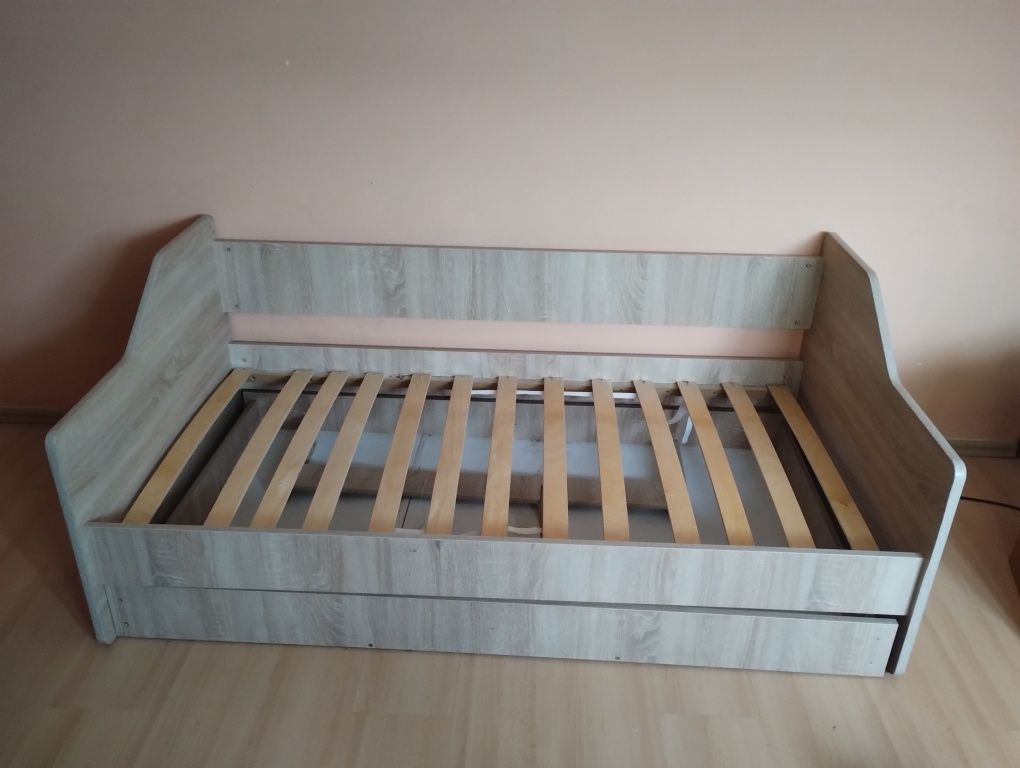 Łóżko z szufladą na pościel