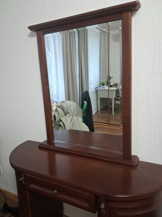 Срочно. Трюмо из массива ясеня (туалетний стіл)