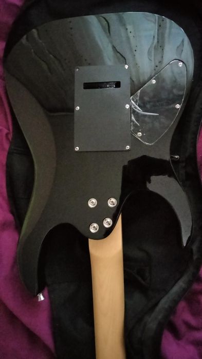 Электрогитара формы суперстрат