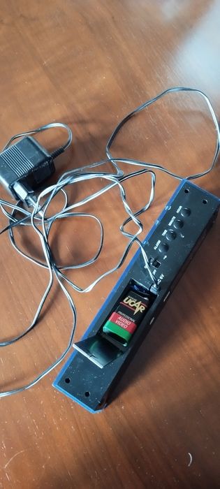 Budzik - zegar elektryczny lub na baterie.