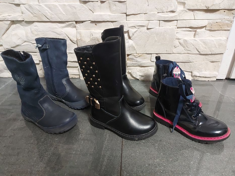 Trzy pary butów dziewczęcych. Kozaki. Rozmiar 29