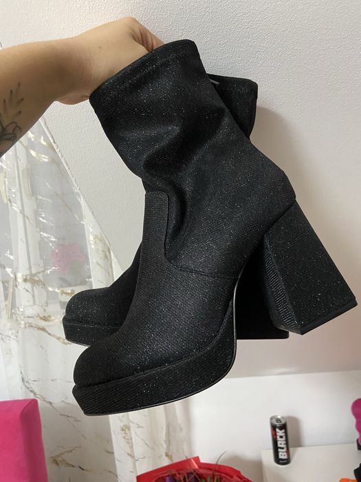 Buty na słupku nowe z metką