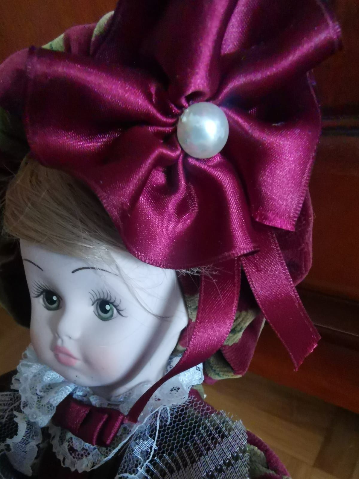 Lalka wykonana z porcelany.