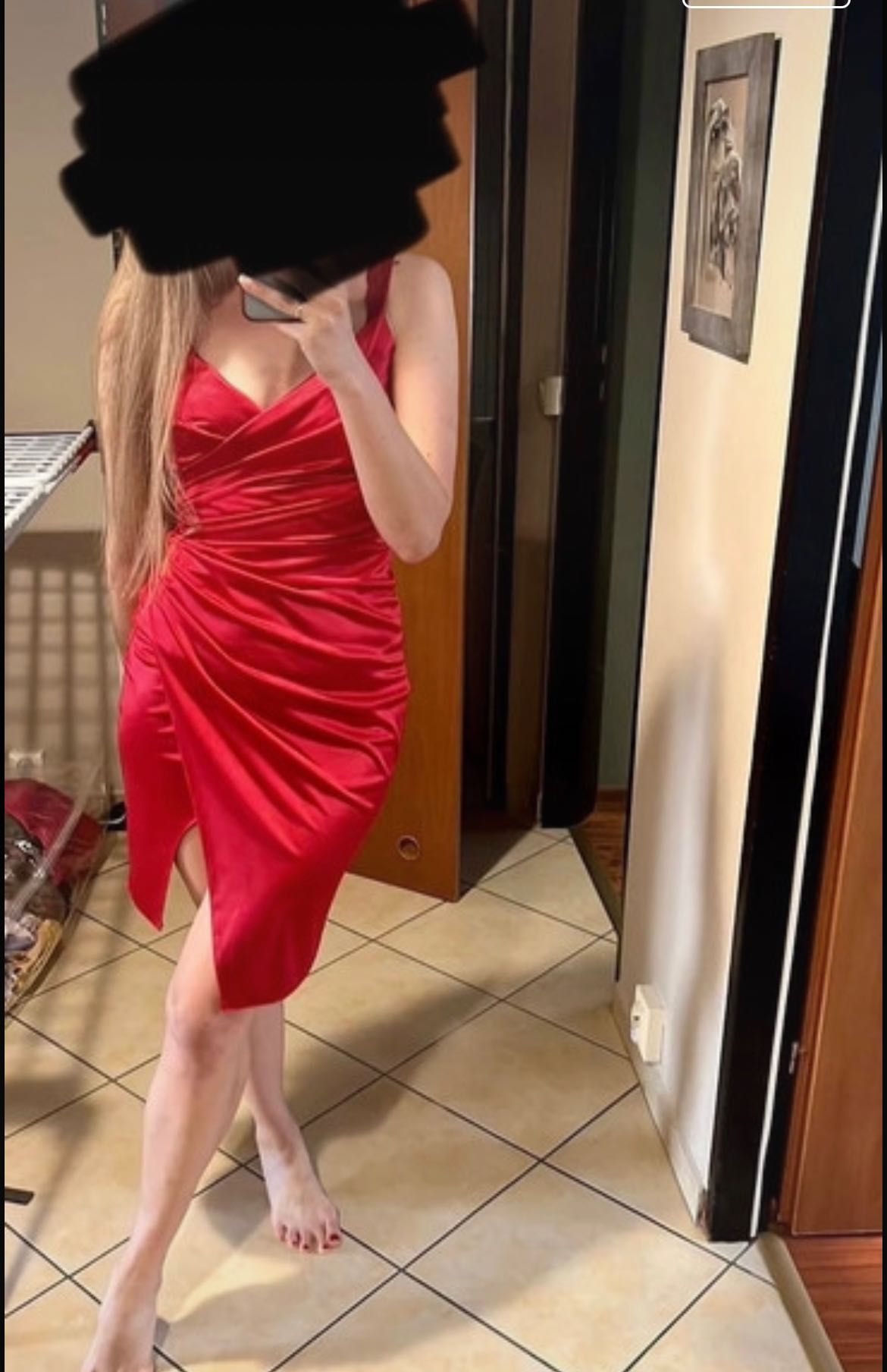 Czerwona satynowa sukienka z rozcięciem