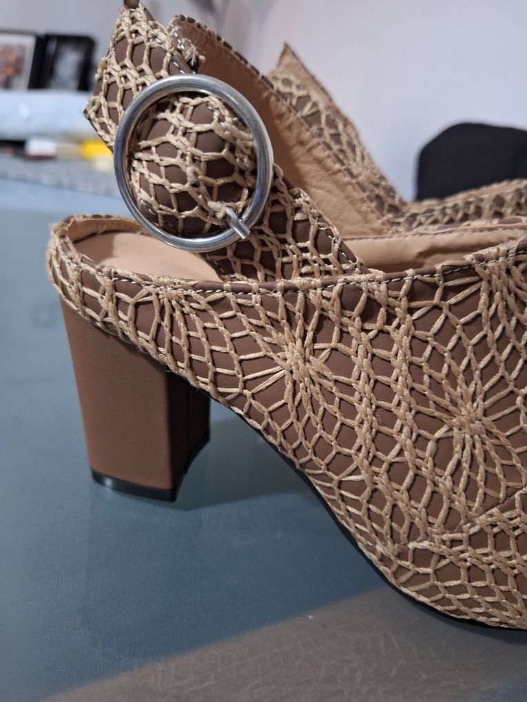 Mules bordadas novas