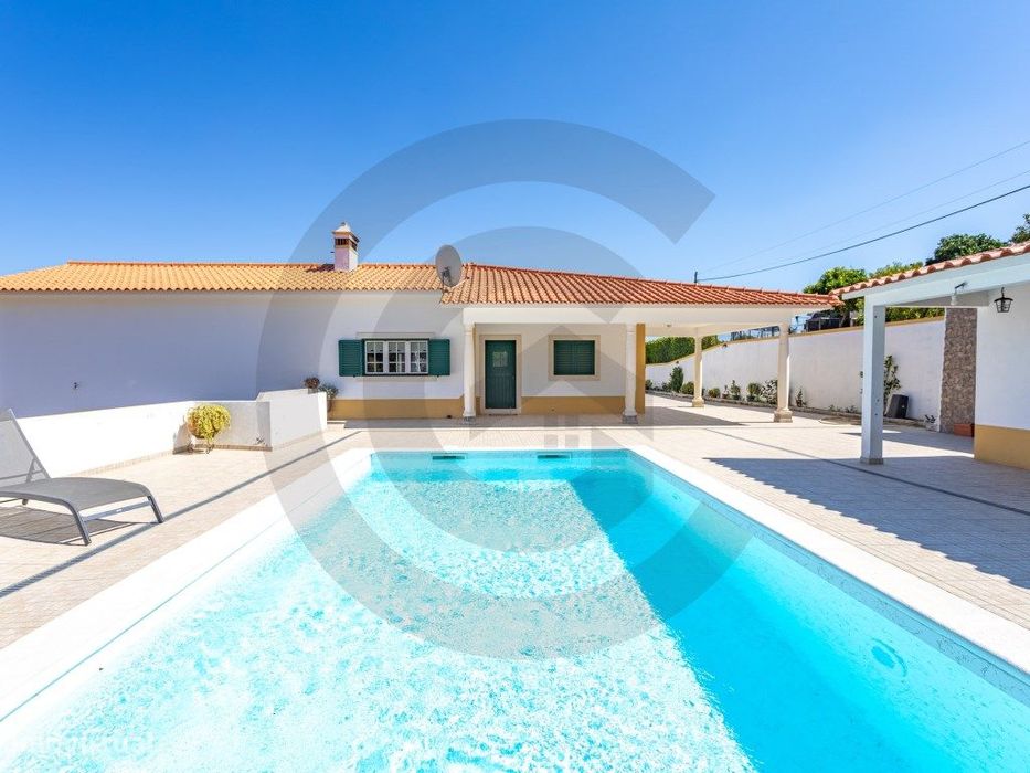 Moradia T4 com piscina e terreno urbano junto à Barragem do Castelo...