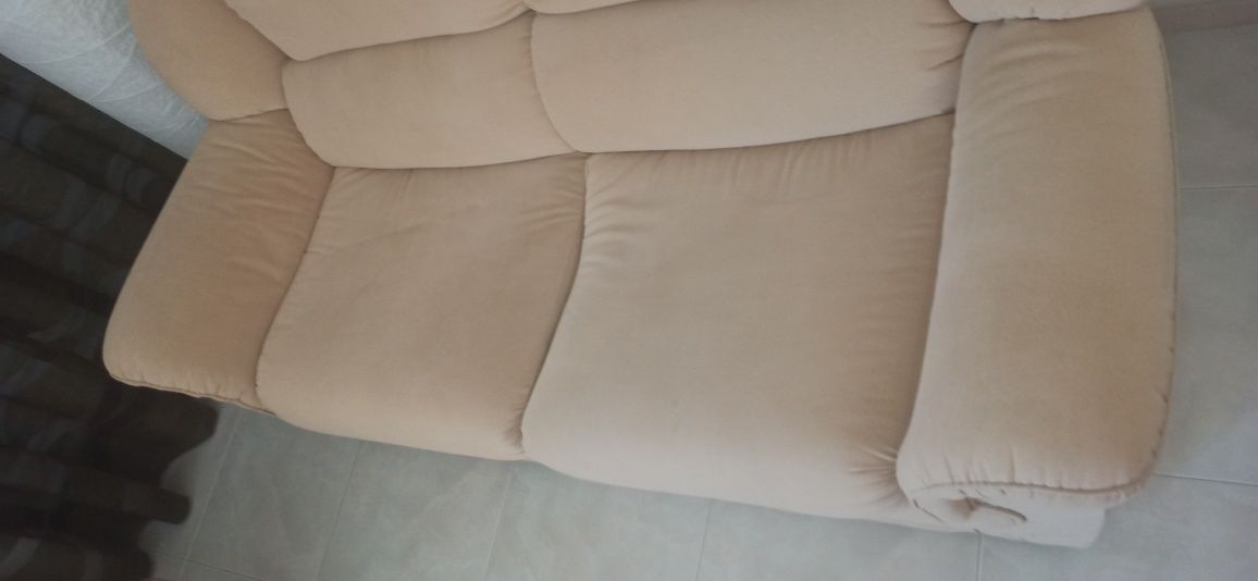 Sofá bege 2 lugares com cama.