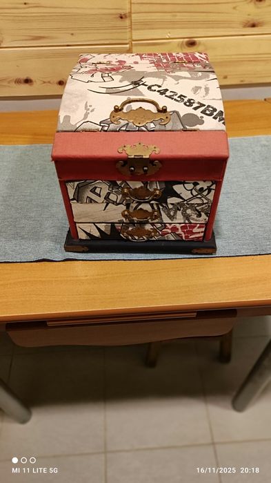 Porta jóias em boa condições para quadra seis ouros