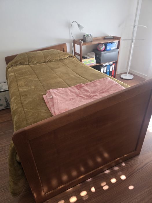 Vendo cama dupla de solteiro em castanho