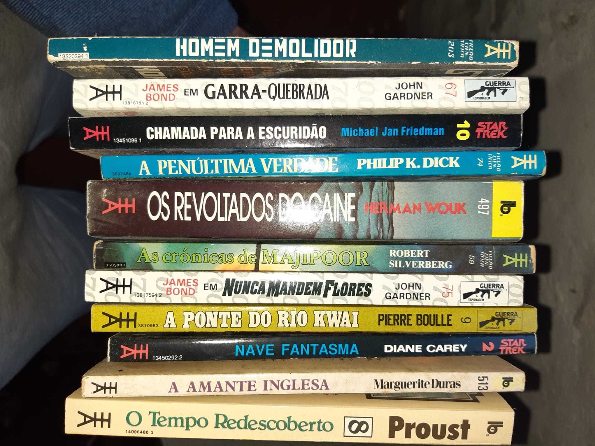 Conjunto variado de livros