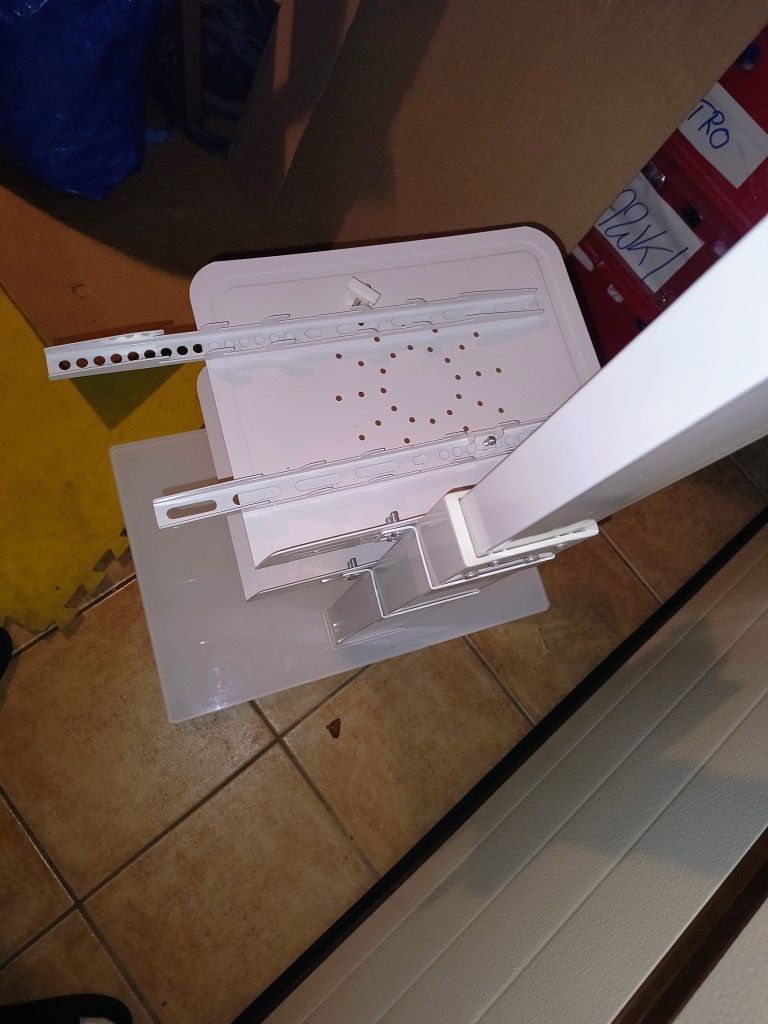 Stojak pod TV/monitor regulowany ze szklaną podstawą