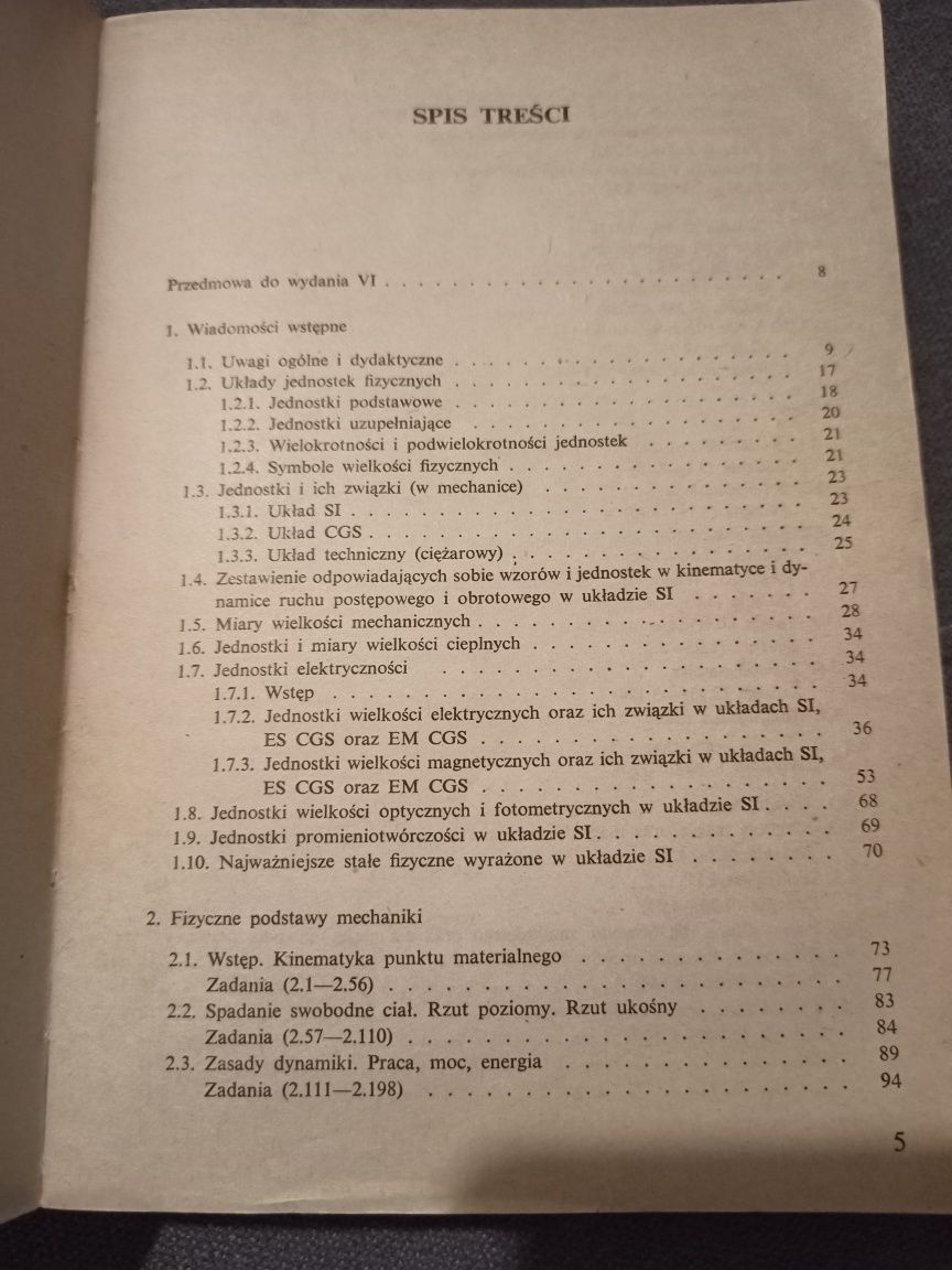 Zbiór zadań z fizyki z rozwiązaniami dla studentów