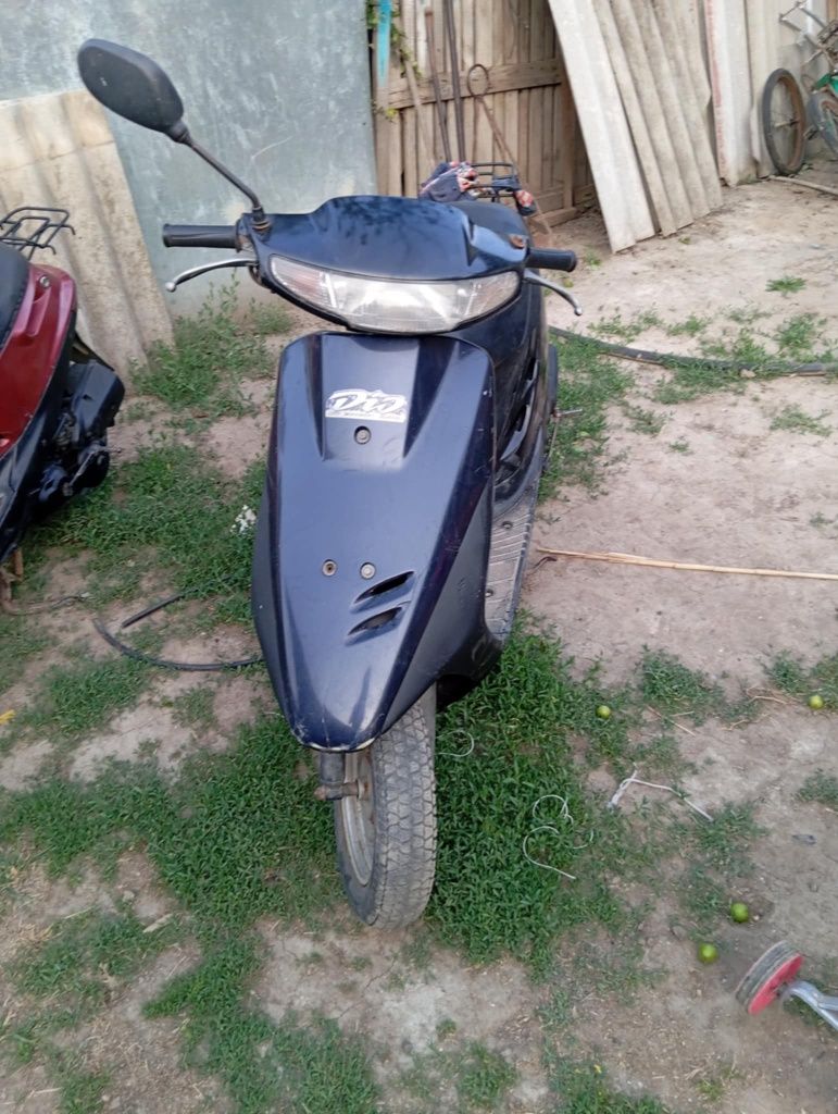 В продаже тры мопеда по десять тысяч не большой торг .