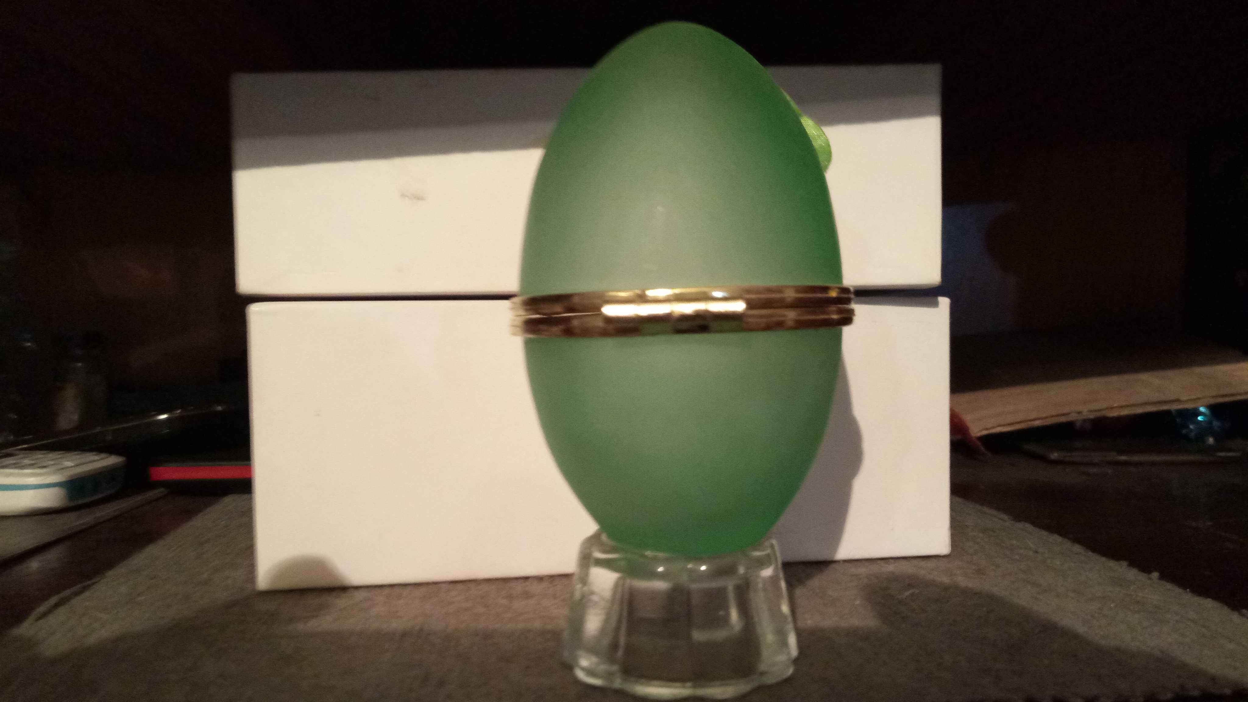 Шкатулка в форме яйца.