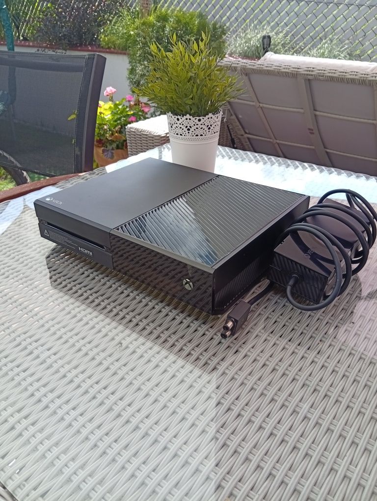 Konsola Xbox one 1TB z  okablowaniem