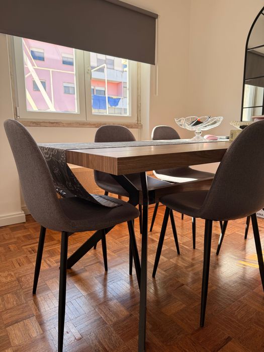 Conjunto Mesa de Jantar e Cadeiras