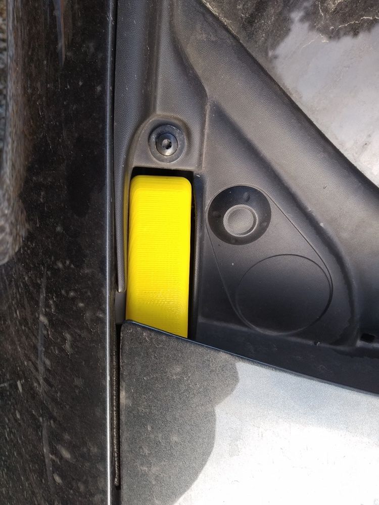 Накладка не петлю капота Renault Sandero, Logan 2014
