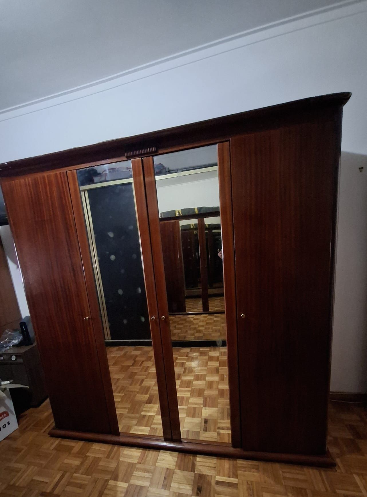Guardo fatos em madeira com 4 portas