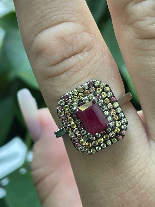 Серебряное кольцо 925 пробы с рубином и цветным сапфиром. Р.19.25