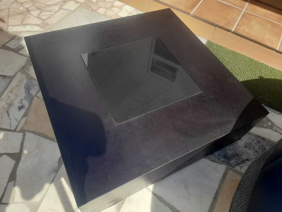 Mesa de centro com arrumação no interior