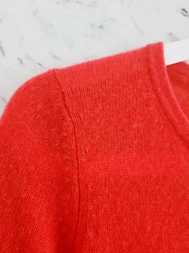 Delikatny kaszmirowy sweter oranż guziki z masy perłowej premium