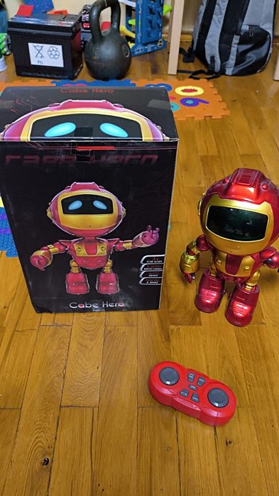 Танцюючий робот з пультом управління