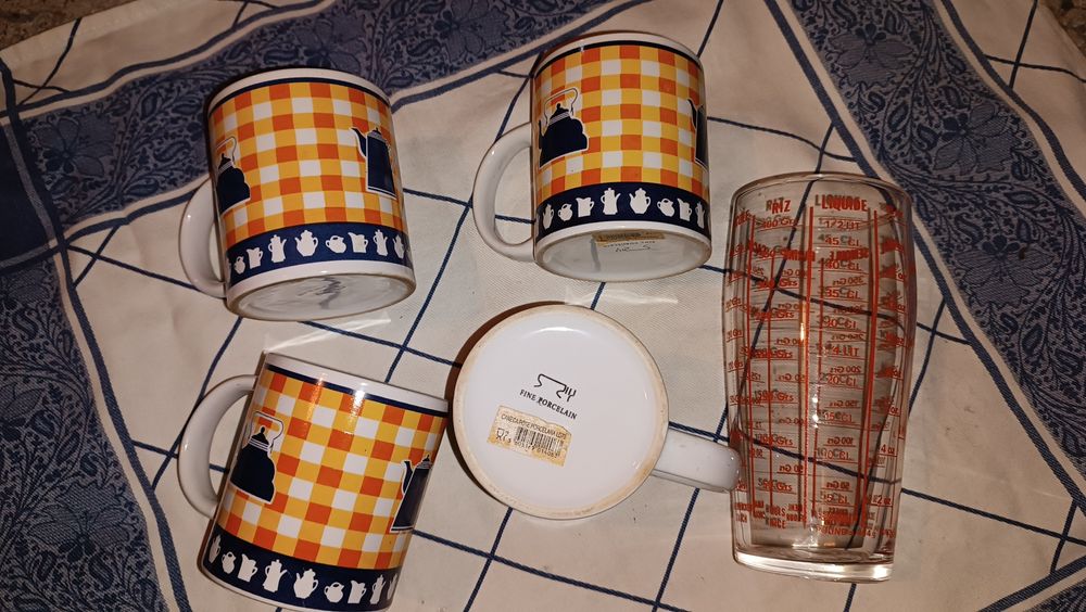 Conjunto 4 canecas + copo medidor
