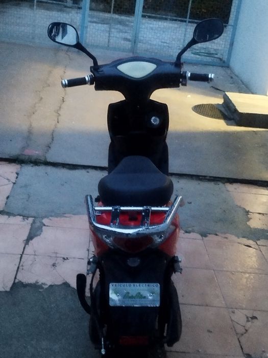 Moto elétrica vermelha