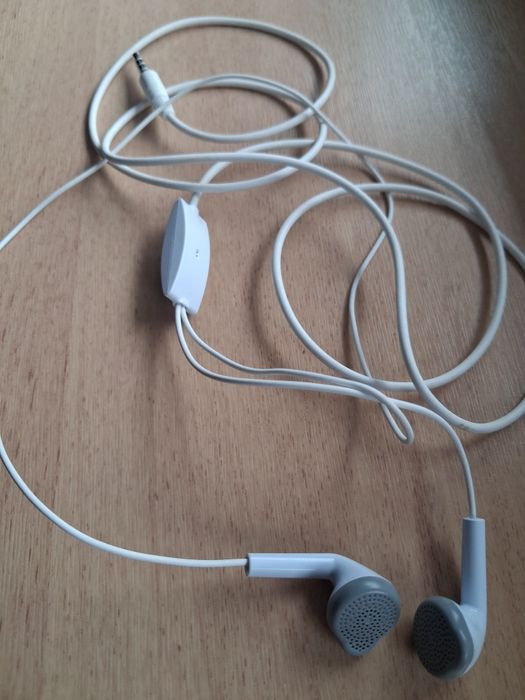 Słuchawki douszne Samsung przewodowe. Nieużywane