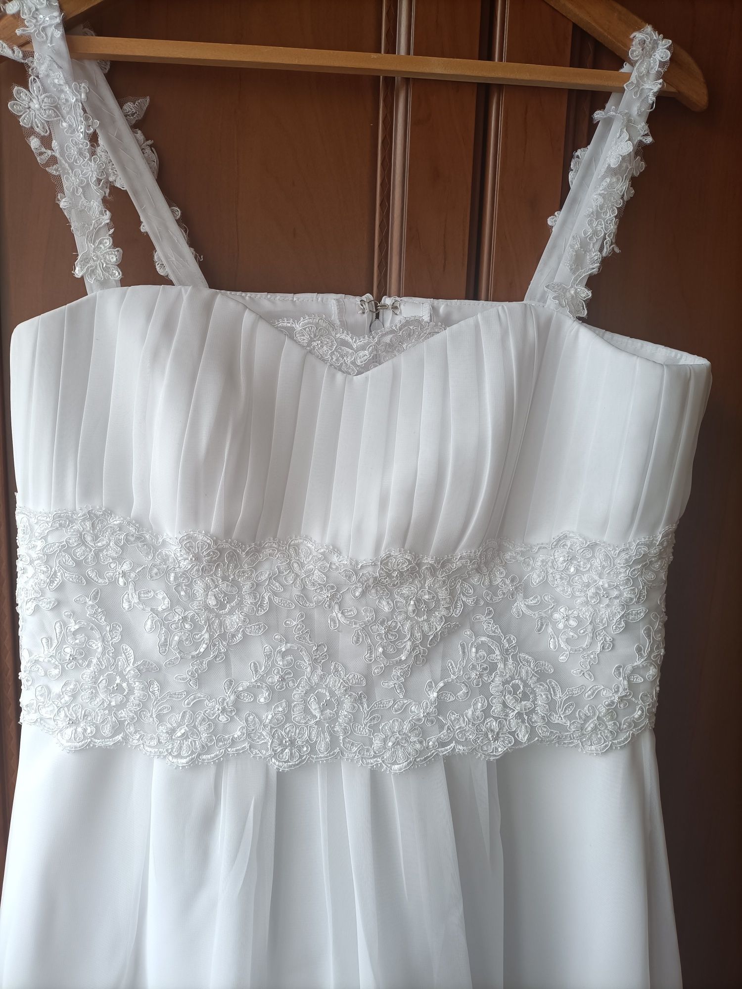 Suknia ślubna biała na ramiączkach z bolerkiem