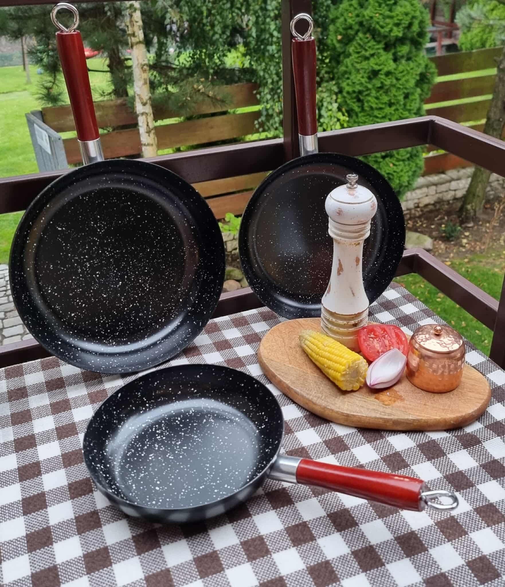 W ofercie trzy nowe patelnie 20/24/26 czm na indukcję i gaz.