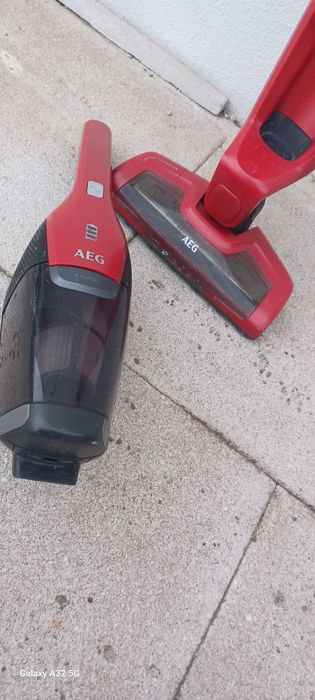 Aspirador vertical AEG sem carregador