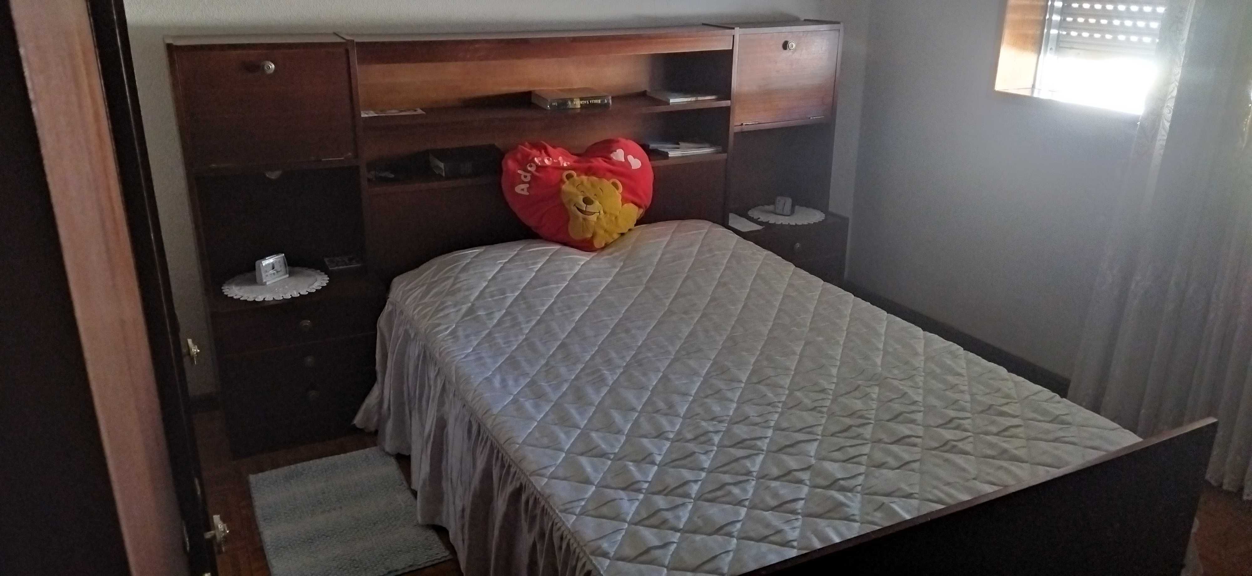 Cama com estrado e colchqo 190€