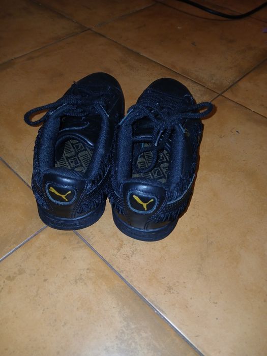 Ténis pretos da marca puma