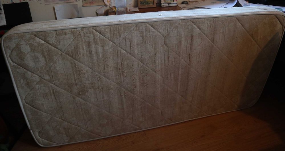 Cama carro para criança com colchão + comoda + mesa de cabeceira