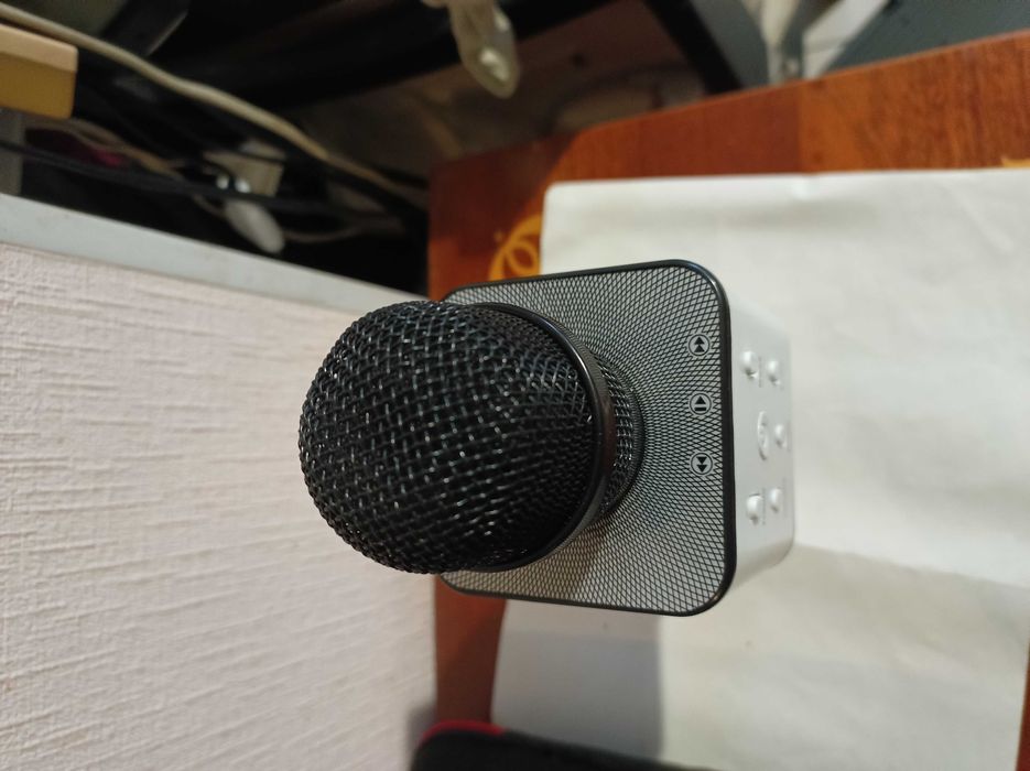 Беспроводная портативная колонка + караоке микрофон 2 в 1 Q7 исправный