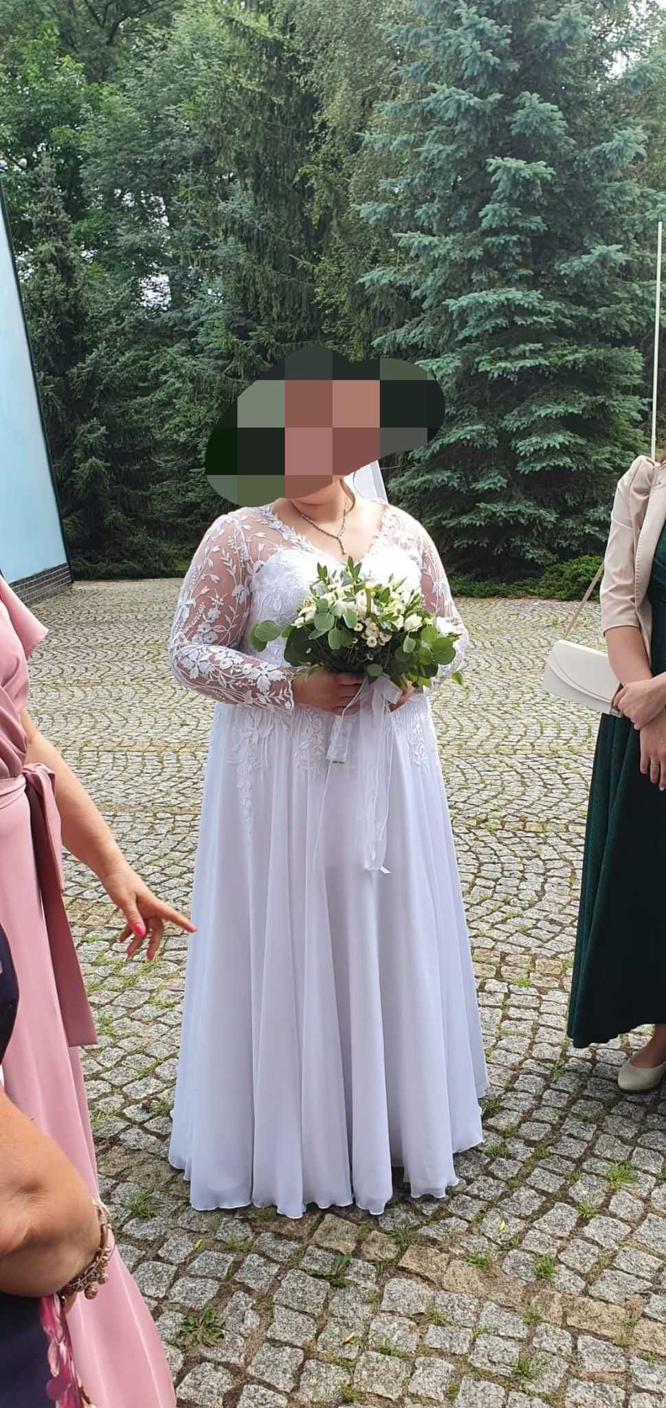 Suknia ślubna z długim rękawem i koronką