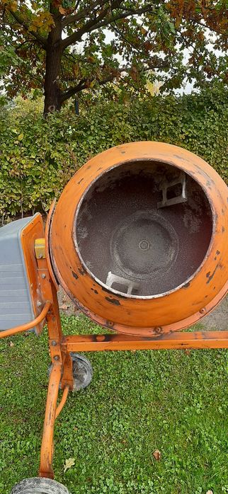 Używana betoniarka 125 o mocy 700 wat