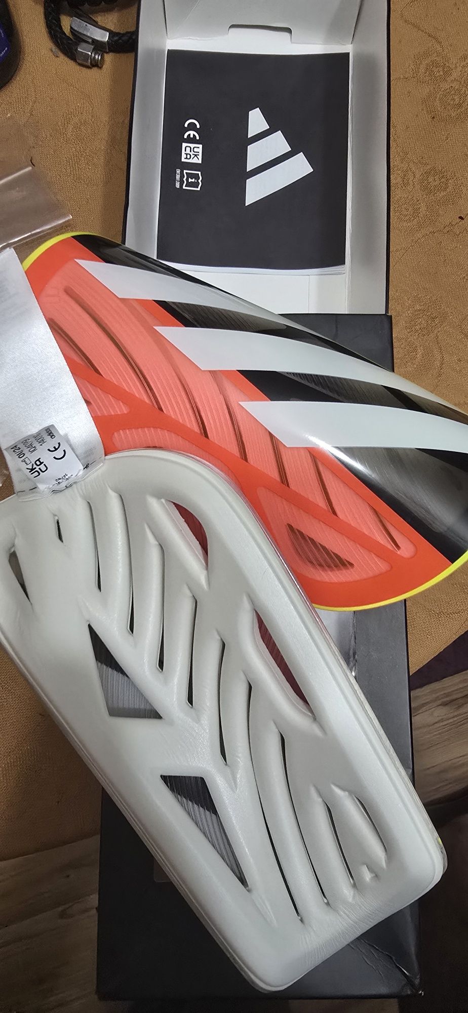 Nagolenniki piłkarskie adidas TRIO SG LGE
